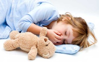 В чем причина кашля у ребёнка после сна и какие могут возникнуть последствия