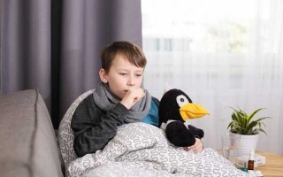Почему возникает свистящий кашель у детей и что может помочь в лечении